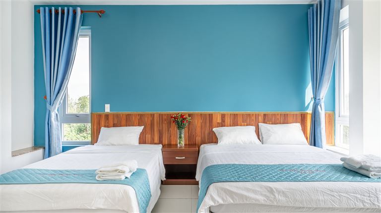 Phòng nghỉ tại đây có thiết kế hiện đại, sử dụng các tone màu tươi sáng, mát mắt là trắng, xanh dương. 