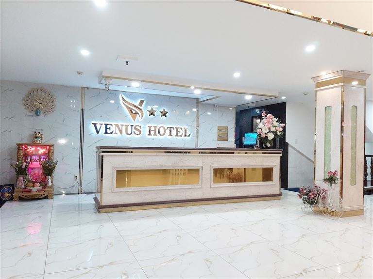 Khách sạn Venus Hotel sử dụng hệ thống tường kính trong suốt đem đến tầm nhìn tuyệt đẹp cho khách hàng. 
