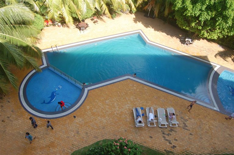Hồ bơi ngoài trời tại khách sạn Hòa Bình Rạch Giá được phân thành khu vực cho người lớn và trẻ em cực an toàn. 