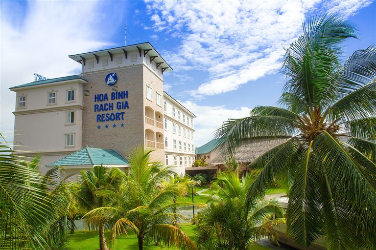 Khách sạn Hòa Bình Rạch Giá là một trong những điểm lưu trú có vị trí đẹp, cách trung tâm 1km và gần nhiều điểm tham quan.