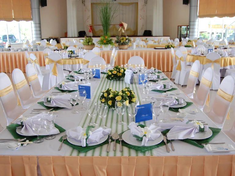 Khách sạn sở hữu nhà hàng Hòa Giang với sức chứa lớn, có thể tổ chức các buổi tiệc ăn uống, tiệc cưới quy mô lớn nhỏ. 