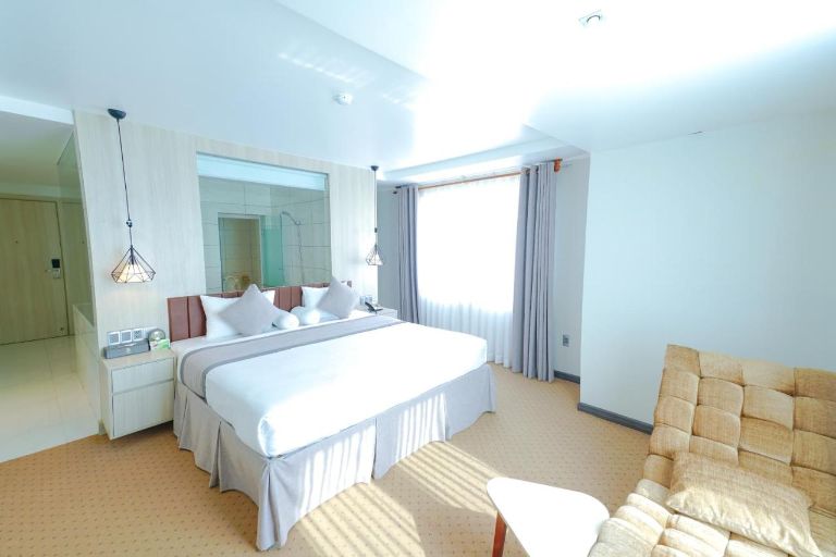 Phòng Deluxe giường đôi sở hữu không gian rộng thoáng với 2 ô cửa sổ cực lớn. 