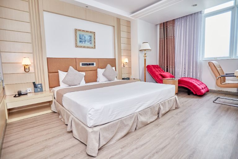 Với 52 phòng nghỉ đa dạng, chất lượng và dịch vụ tận tâm, khách sạn cam kết mang đến trải nghiệm đáng nhớ. 