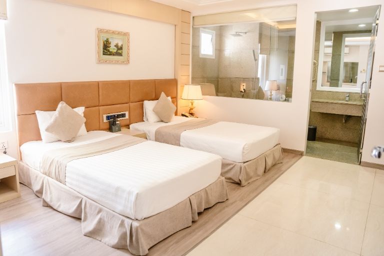 Phòng Deluxe 2 giường đơn mang tới cho bạn một không gian nghỉ dưỡng cực kỳ ấm cúng và hiện đại.