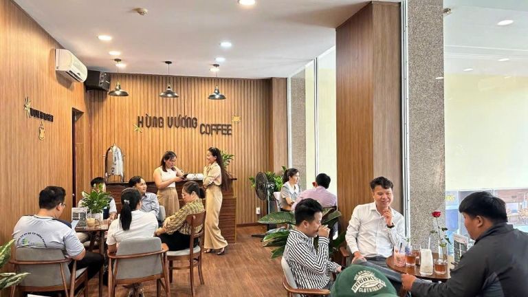 Quầy cafe có mặt tại ngay tầng 1 của khách sạn Quảng Ngãi này. 