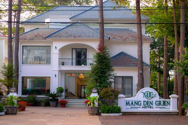Mang Den Green Hotel là sự kết hợp tinh tế giữa gỗ, đá, và các vật liệu tự nhiên khác.