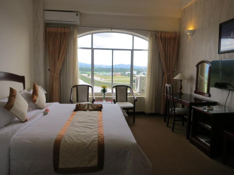 Khách sạn Kon Tum này có các phòng lưu trú được thiết kế đẹp mắt và trang bị đầy đủ tiện nghi cao cấp. 