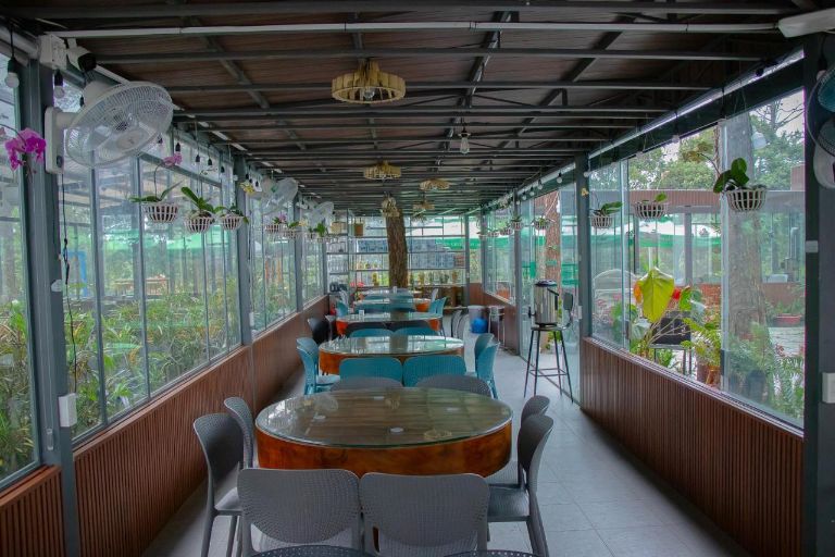 Khu vực nhà hàng của khách sạn Kon Tum này với thiết kế kính vô cùng bắt mắt. 