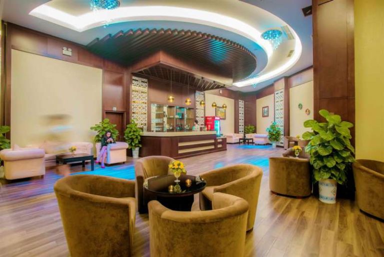 Các quầy bar mang đến không gian sang chảnh, hiện đại cùng nhiều đồ uongs đa dạng (nguồn: Booking.com).