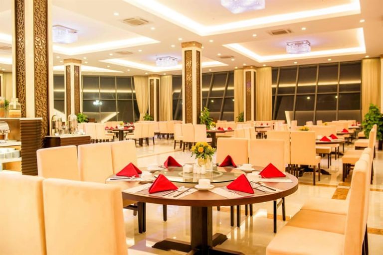 Nhà hàng của khách sạn được thiết kế sang trọng, thoáng đãng và sức chứa lớn (nguồn: Booking.com).