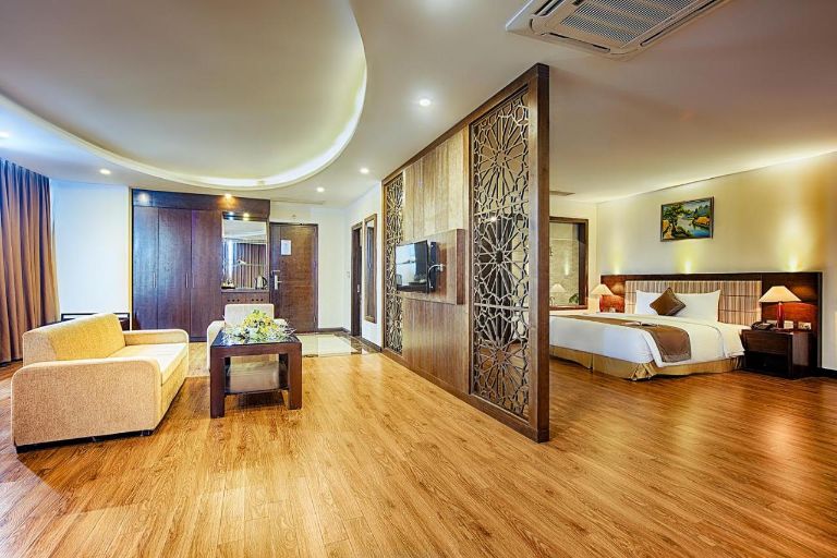 Phòng Grand Suite là hạng phòng cao cấp có diện tích vô cùng lớn cho 2 người lưu trú (nguồn: Booking.com).