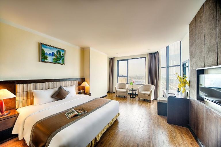 Deluxe là hạng phòng cơ bản có không gian và sức chứa phù hợp cho 2 người lớn (nguồn: Booking.com).