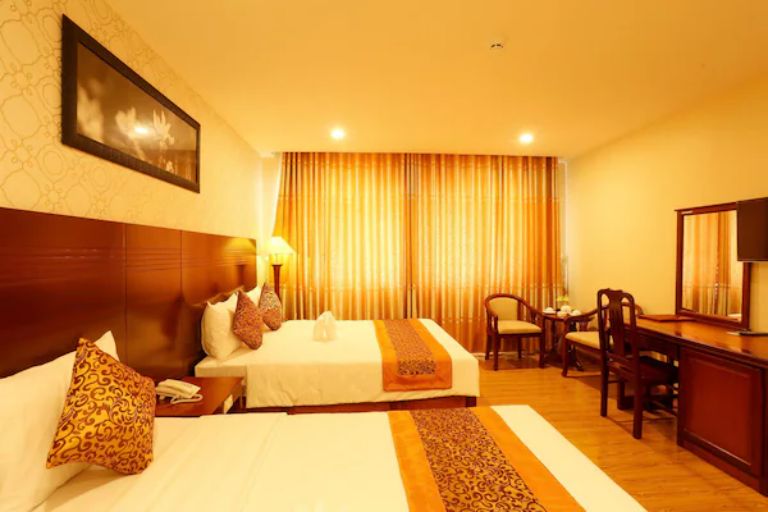 Phòng được trang bị hai giường đôi Queen-size và nội thất cơ bản làm từ gỗ cao cấp (nguồn: Booking.com).