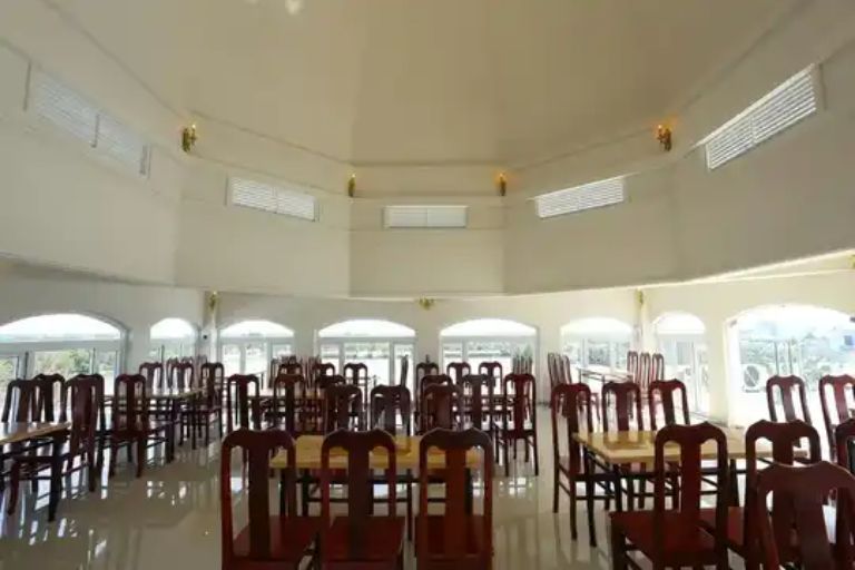 Khách sạn New Palace Bạc Liêu sở hữu 1 nhà hàng ăn có thiết kế mái vòm độc đáo (nguồn: Booking.com).