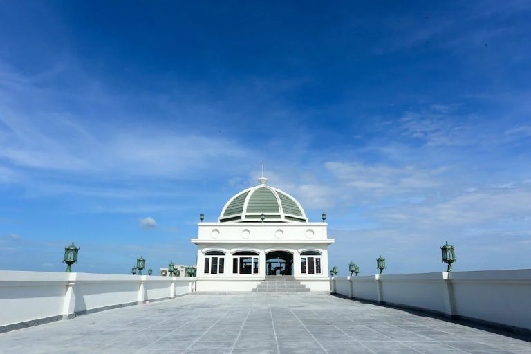 Toà nhà nổi bật với kết cấu mái vòm bán cầu, được sơn màu trắng làm nổi bật nên sự kiều diễm. (nguồn: Booking.com).