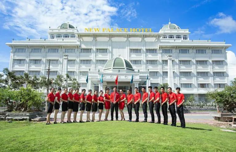 Khách sạn New Palace Bạc là một khách sạn khang trang với kiến trúc châu Âu sang trọng (nguồn: Booking.com).