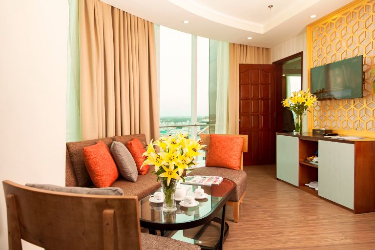 Premium Suite tại Khách Sạn Ninh Kiều là phòng nghỉ duy nhất sở hữu cả phòng ngủ và phòng khách. 