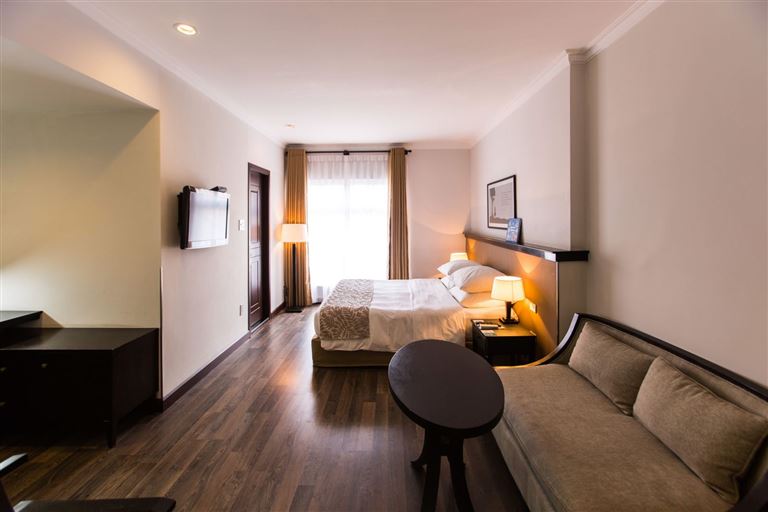 Suite và Grand là hai hạng phòng cao cấp nhất tại khách sạn, sở hữu phong cách thiết kế đậm chất hoàng gia sang trọng. 