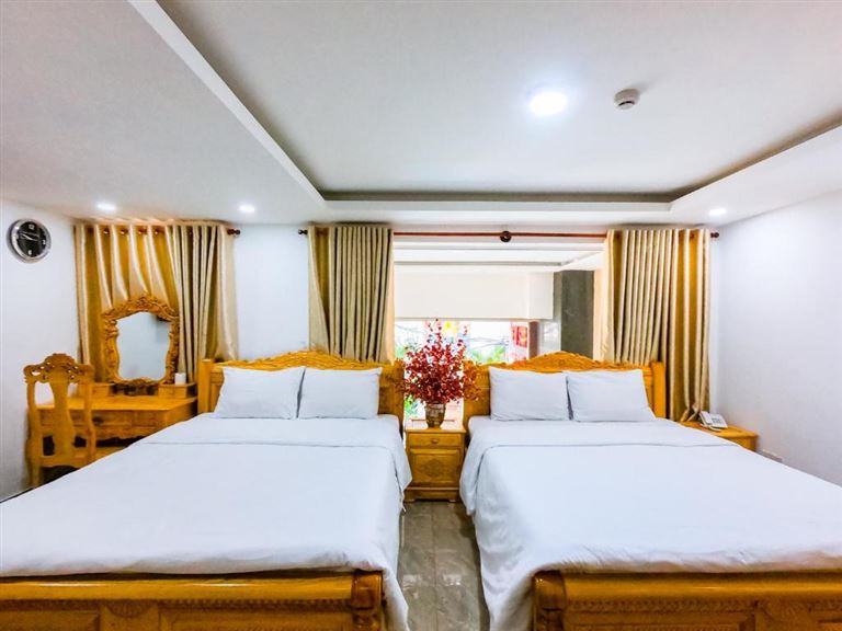 Khách sạn sở hữu hạng phòng Deluxe gia đình siêu rộng, cung cấp 2 giường đôi chất lượng cao. 
