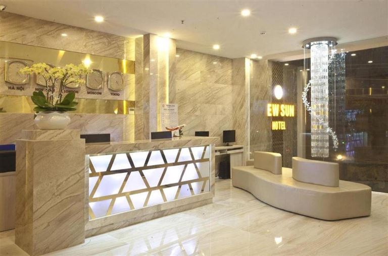 Khách sạn Phú Nhuận New Sun Hotel được thiết kế theo phong cách hiện đại, gây ấn tượng với khu vực sảnh sang trọng. 