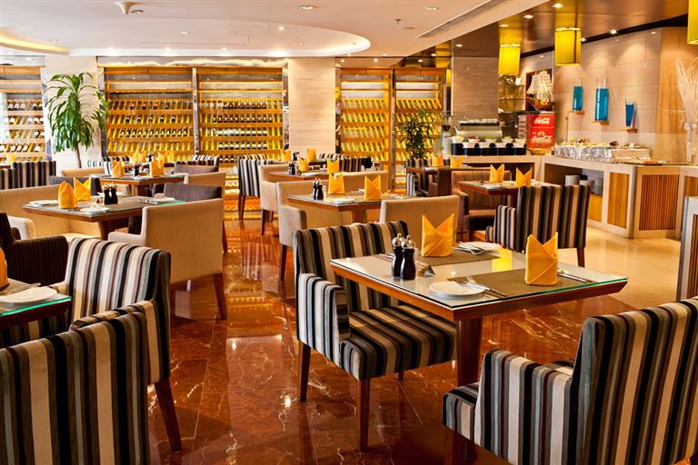 Nhà hàng La Mezzanine là nơi khách hàng có thể thưởng thức đa dạng các loại ẩm thực phong phú của phương Đông, phương Tây.