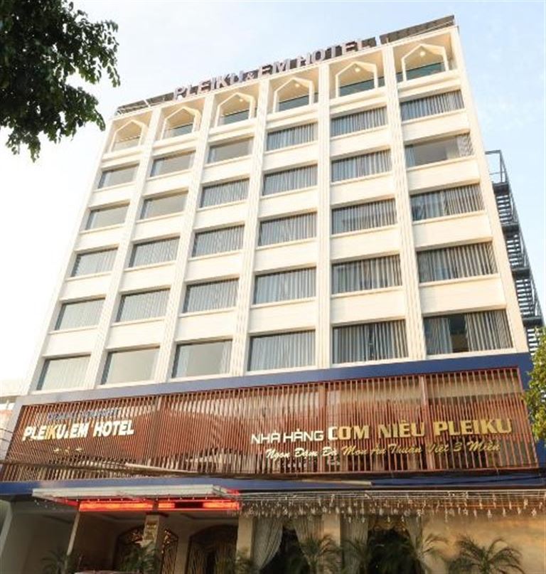Khách sạn Pleiku & Em Hotel là khách sạn đẹp, được xây dựng đạt tiêu chuẩn 3 sao quốc tế cao cấp. 