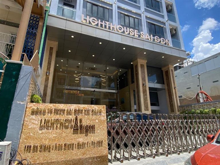 Cityhouse - LightHouse SG là khách sạn Quận 1 Sài Gòn có vị trí ngay trung tâm, gần phố Bia, trung tâm mua sắm,... 