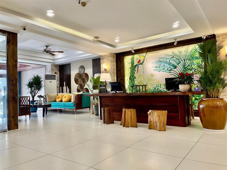 Khách sạn Quận 1 Sài Gòn Happy Life Green Hotel nằm ngay tại trung tâm thành phố, gần khu phố ẩm thực và địa điểm mua sắm. 