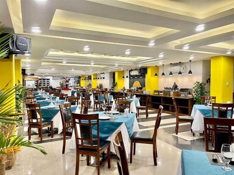 Nhà hàng của khách sạn QUận 1 Sài Gòn này được thiết kế đậm nét truyền thống, phục vụ đồ ăn Việt Nam và quốc tế. 