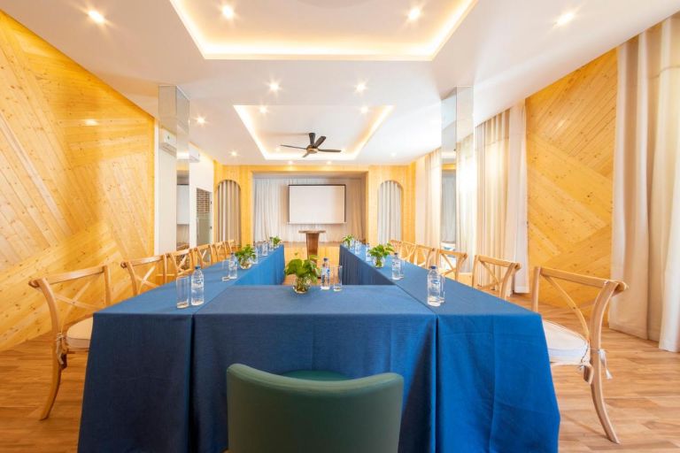 Khách sạn Quảng Ngãi này cung cấp khán phòng rộng lớn để giúp bạn tổ chức các buổi hội nghị, sự kiện quan trọng. 