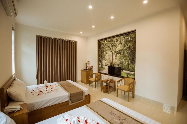 Phòng ngủ và không gian ấm cúng, thoải mái mà bạn chỉ có thể tìm thấy tại khách sạn Quảng Ngãi này.