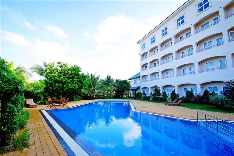 Khách sạn sở hữu một hồ bơi ngoài trời thiết kế đẹp cho khách hàng bơi lội miễn phí trong suốt thời gian lưu trú. 
