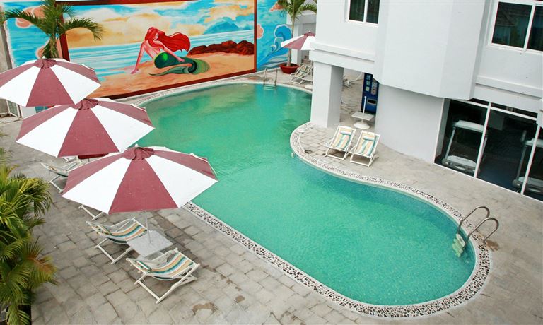 Du khách được phép sử dụng hồ bơi sân thượng miễn phí hoàn toàn trong thời gian nghỉ dưỡng tại Sea Light Hotel. 