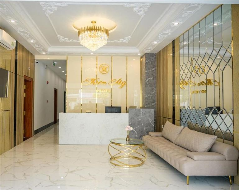 Khách sạn Thiên Mỹ gây ấn tượng với phong cách thiết kế hiện đại, sang trọng với tone màu trắng và nâu hài hòa. 