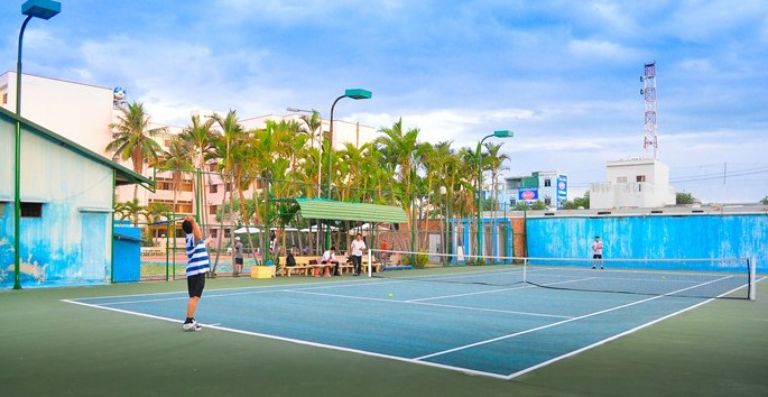 Dịch vụ sân tennis tại Khách Sạn Sông Trà Quảng Ngãi là một trải nghiệm thú vị cho những ai yêu thích môn thể thao này. 