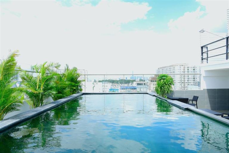 Khách hàng sẽ có thể tắm mát và thư giãn tại bể bơi sân thượng có view nhìn ra thành phố tại khách sạn Tân Bình Sài Gòn này. 
