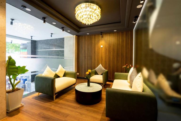 Khu vực sảnh khách sạn sang trọng, đẳng cấp với toàn bộ tường, trần và sàn ốp gỗ nâu vàng đẹp mắt. 