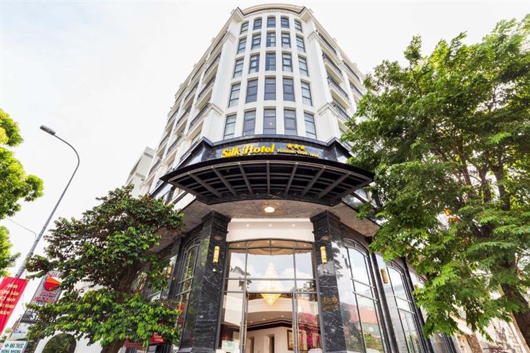 Khách sạn Tân Bình Sài Gòn - Silk Hong Ha Hotel là điểm lưu trú nổi tiếng với vị trí chỉ cách sân bay khoảng 500m. 