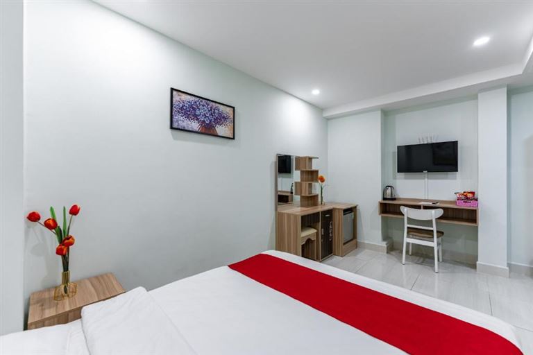 Không gian phòng nghỉ thoáng rộng, đầy đủ tiện nghi với giường đôi và khu vực bếp tiện nghi. 