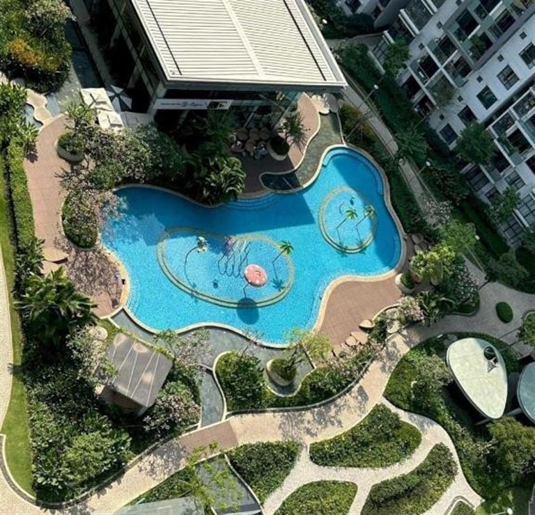 Khách sạn Celadon Emerald CiTy sở hữu một hồ bơi trung tâm, cho phép cả người lớn và trẻ em bơi lội miễn phí. 