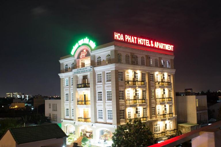 Khách sạn Hoa Phat Hotel & Apartment gây ấn tượng với phong cách thiết kế Pháp cổ điển và có tầm nhìn ra sông Sài Gòn cực chill.