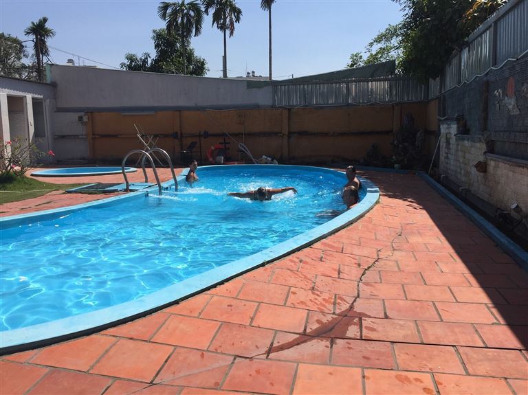 Khách sạn sở hữu hồ bơi dài dành cho người lớn và bể bơi tròn dành cho trẻ em bơi lội miễn phí khi lưu trú. 