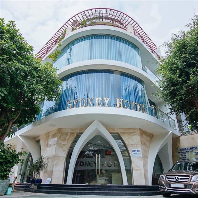 Khách sạn Sydney Hotel sở hữu vị trí đẹp tại trung tâm thành phố Thủ Đức, bên cạnh sông Sài Gòn và có tầm nhìn đối diện tòa nhà Landmark. 