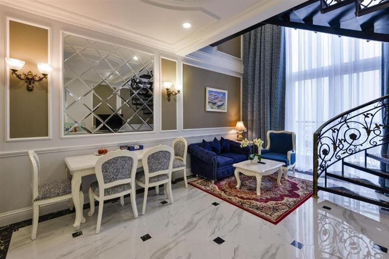 Suite Loft sở hữu khu vực phòng khách lịch sự, sang trọng và khu vực ăn tối ấm cúng. 