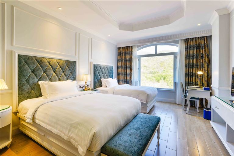 Hạng phòng Deluxe tại Lan Rừng Phước Hải Resort là loại phòng tiêu chuẩn có đầy đủ các tiện nghi 4 sao, bố trí 2 giường đơn hoặc 1 giường đôi cho khách.