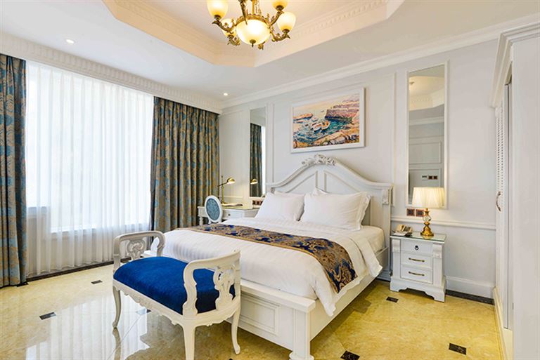 Phòng Suite đem đến không gian nghỉ dưỡng rộng rãi, thoải mái, có view hướng ra bãi biển cực chill. 