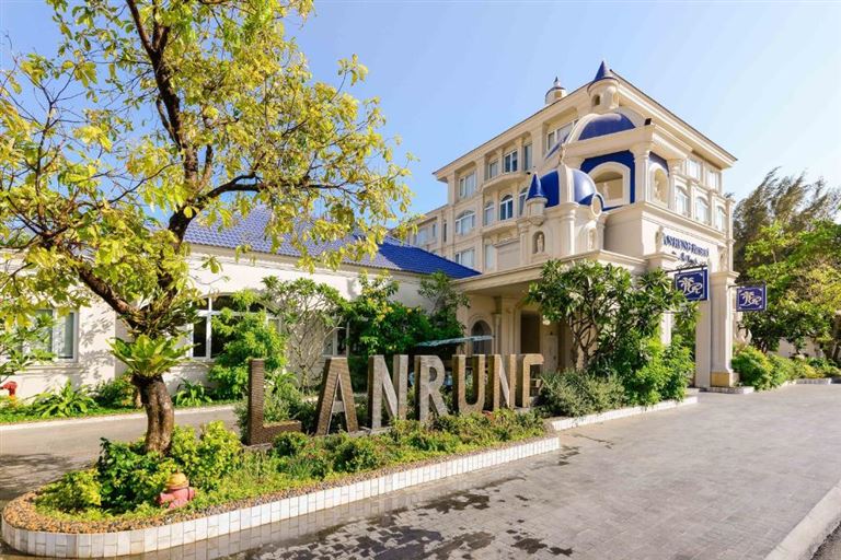 Khu nghỉ dưỡng Lan Rừng Phước Hải Resort được lấy cảm hứng từ phong cách Santorini của Hy Lạp với những đường nét họa tiết công phu, cầu kỳ. 