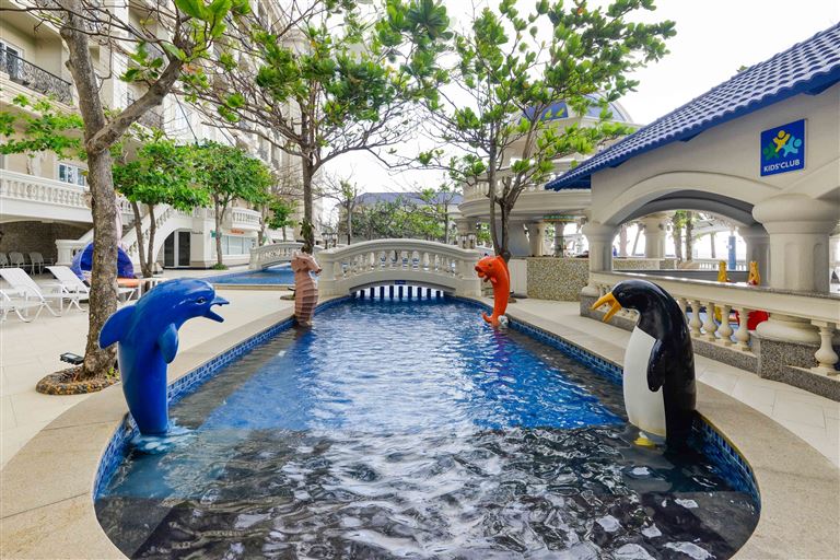 Khu nghỉ dưỡng Lan Rừng Phước Hải Resort còn sở hữu khu vực vui chơi dưới nước dành cho trẻ em với nhiều trò chơi hấp dẫn. 