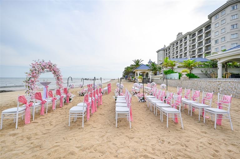 Không gian tổ chức tiệc cưới sang trọng, lãng mạn được tổ chức tại sảnh ball room, trong khuôn viên hoặc trên bãi biển.
