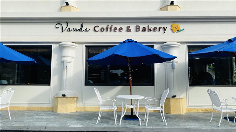 Vanda Coffee & Bakery cung cấp các loại bánh ngọt, đồ uống và đồ ăn nhẹ để du khách tụ tập, trò chuyện và thư giãn cùng bạn bè.